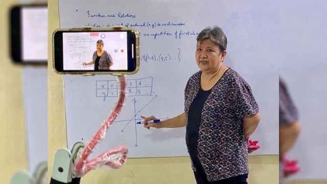 Anak, Nagbigay ng Inspirasyon sa mga Estudyante at Ibinahagi ang Pagtityaga ng Kanyang Inang Guro na Makapagturo Online sa New Normal Classes