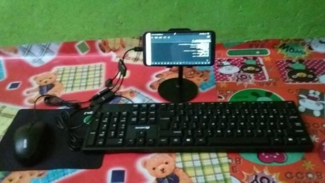 Cellphone, ginawang mini laptop ng isang mag-aaral para sa kanyang online study