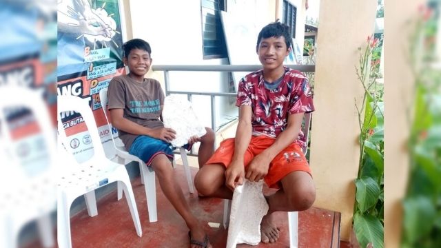 Dalawang binatilyo, tinawag na “young heroes” sa paglangoy ng 2 oras upang makahingi ng rescue sa bangkang nasiraan sa gitna ng dagat